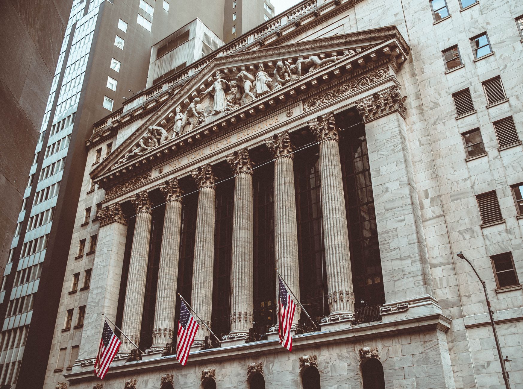 Wall Street ignora tom hawkish de Kevin Warsh e tecnologia lidera recuperação