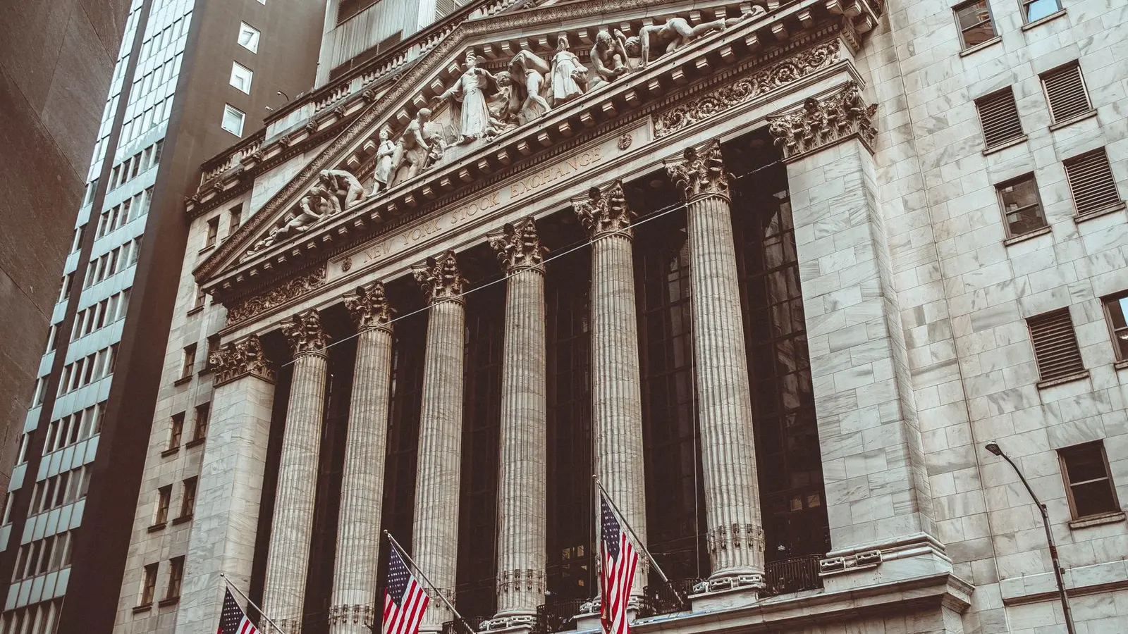 Wall Street ignora tom hawkish de Kevin Warsh e tecnologia lidera recuperação