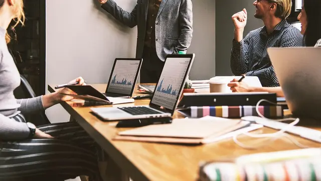 Por que a maioria das empresas falha ao implementar IA corporativa
