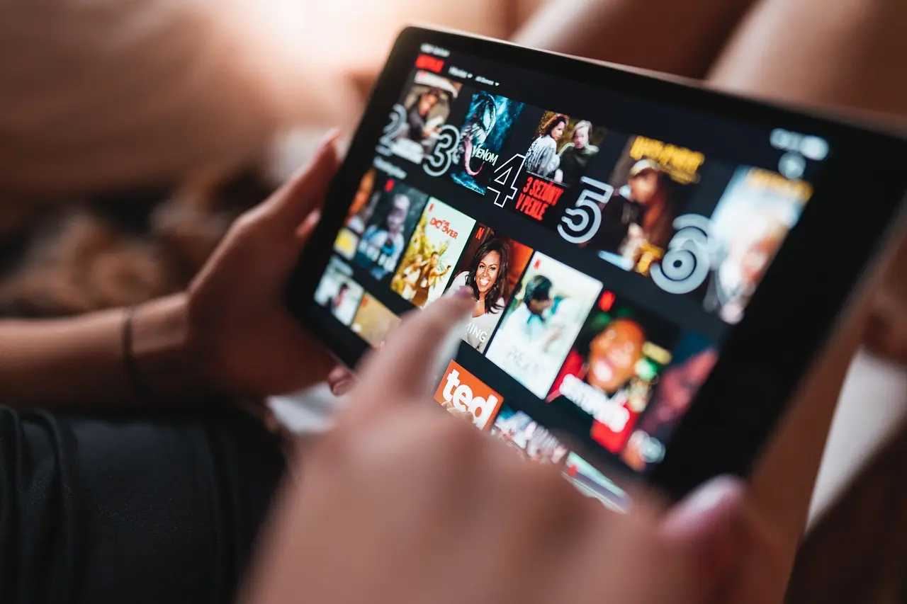 A aproximação da Netflix com a TV tradicional e o limite das aquisições no streaming